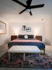 孟菲斯The Mini Mansion at Graceland的一间卧室配有一张带吊扇的床