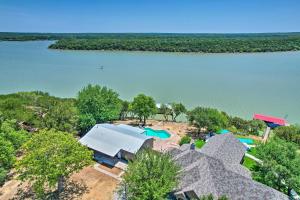 Palo PintoSpacious Palo Pinto Home Private Dock and Pool的湖岸房屋的空中景观