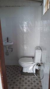 波特尔堡Saka Laka的一间带卫生间和水槽的浴室