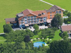沃尔特湖畔韦尔登Hotel Pachernighof的享有带游泳池的度假村的空中景致