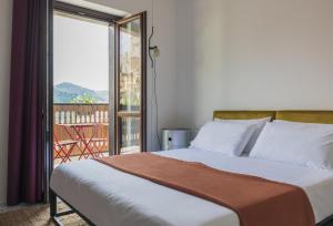 卡斯泰尔梅扎诺Hotel Dolomiti的一间卧室设有一张床,享有阳台的景色