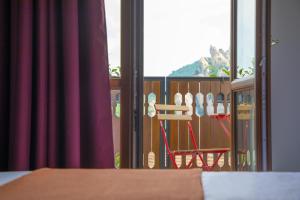 卡斯泰尔梅扎诺Hotel Dolomiti的客房设有带桌子和窗户的阳台。