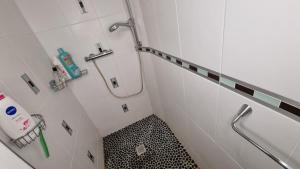 Trosly-BreuilAppartement familial avec balcon的带淋浴的浴室以及黑白地板。
