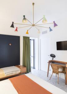卡斯泰尔梅扎诺Hotel Dolomiti的一间卧室配有一张床、一张桌子和一张桌子