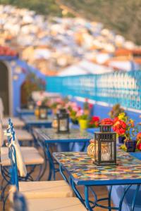 舍夫沙万VANCII Hotel的上面有一排带鲜花的蓝色桌子