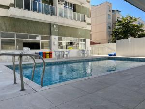 里约热内卢Precioso apartamento con terraza y piscina的大楼前的游泳池