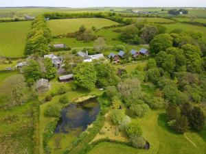 朗塞斯顿Ta Mill Cottages & Lodges - Brookview Lodge 1的享有带池塘的农场的空中景致