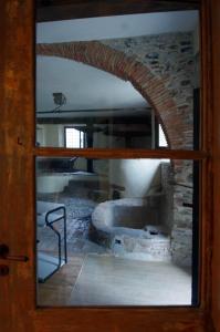 加尔伦达Il Mulino del Castello的透过玻璃门可欣赏到客房景色