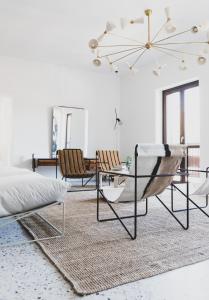 卡斯泰尔梅扎诺Hotel Dolomiti的一间卧室配有一张床铺、椅子和一张桌子