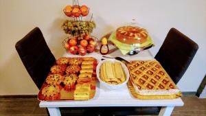 MombasiglioL'Isola Dla Cerrea的一张桌子,上面有面包、华夫饼和其他食物