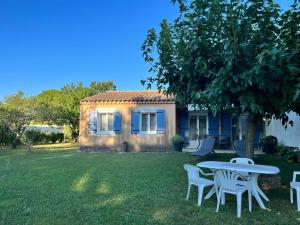 艾居厄河畔卡马勒La Villa de l'Aygues的院子里带桌椅的房子