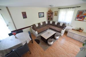兹拉蒂博尔Vila ZLATNI BOR的客厅配有沙发和桌子