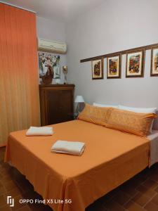 AragonaZAHRA ARAGONA的一间卧室配有一张床,上面有两条毛巾