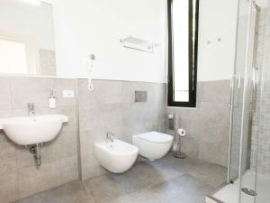 蒙特罗索阿尔马雷祖卡之家旅馆的一间带水槽、卫生间和镜子的浴室