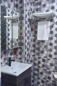 王子岛群Noya Köşk Otel的浴室配有盥洗盆、镜子和毛巾