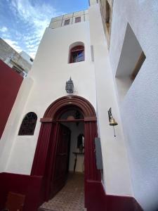 杰迪代Riad Siham的白色的建筑,有红色和白色的门