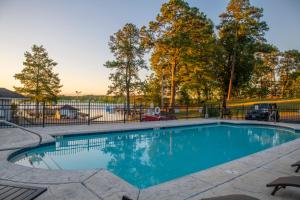 Rivers Rest Resort的一个带围栏和树木的游泳池