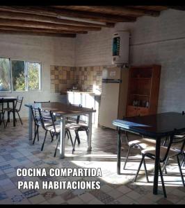 圣拉斐尔Amanecer en Cuyo的厨房配有桌椅和冰箱。