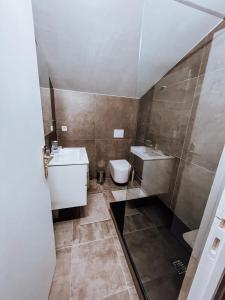 OcchiatanaCASA GIABICONI - Villa 6pers. piscine & spa的一间带水槽和卫生间的小浴室