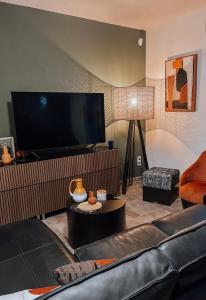 OcchiatanaCASA GIABICONI - Villa 6pers. piscine & spa的带沙发和平面电视的客厅