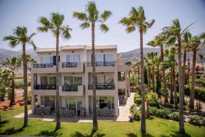 玛利亚Aeolos Beach Resort的享有棕榈树建筑的外部景色