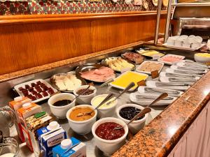 伊瓜苏Hotel Bella Italia的自助餐,在柜台上提供多种不同类型的食物