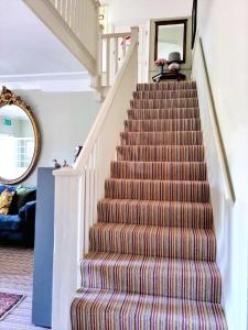 谢林汉姆伯灵顿贝提酒店的铺有红白条纹地毯的楼梯