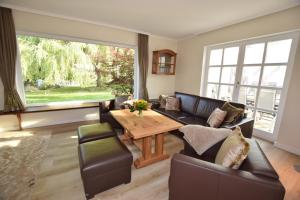 BosauLandhaus Hideaway mit Aussenpool, Sauna und Kamin的客厅配有沙发和桌子
