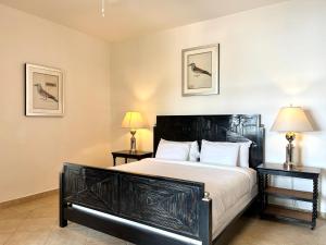 菲利普斯堡The Hotel Porto Cupecoy的一间卧室配有一张带2个床头柜的大床