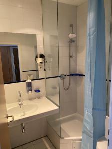 维也纳Kolbeck Rooms的带淋浴和盥洗盆的浴室