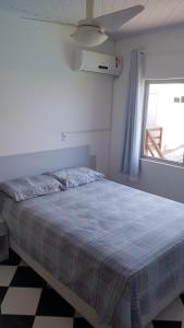 邦比尼亚斯Residencial di Raffaele em Bombinhas的一间卧室设有一张大床和窗户