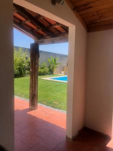 卡尔塔舒Casa Valverde的客房享有泳池景致。