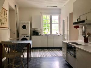 BorgvikBorgviks herrgårdsflygel的厨房配有水槽和炉灶 顶部烤箱