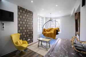 塞莱斯塔Appartement de la noblesse - designed by C.M的客厅配有椅子和秋千