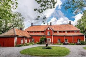 BorgvikBorgviks herrgårdsflygel的红色房子,有红色屋顶