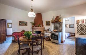 锡耶纳Amazing Home In Siena With Wifi的厨房以及带桌子和沙发的客厅。