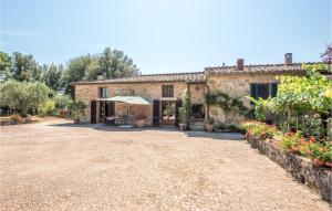锡耶纳Amazing Home In Siena With Wifi的享有带大型车道的房屋的外部景致