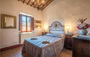 锡耶纳Amazing Home In Siena With Wifi的一间卧室配有一张床、一个梳妆台和一扇窗户。