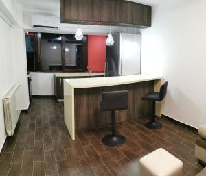 巴亚马雷Mara Park的厨房配有柜台和2个酒吧凳