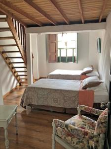 昆卡拉提纳别墅的一间带两张床和一张沙发的卧室
