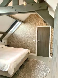 Den DungenThe Green House Lodge的卧室配有床、门和地毯