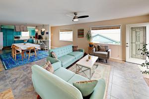 新港Blue Waves Overlook的客厅配有沙发和桌子