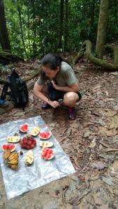 武吉拉旺Bukit Lawang Glamping & Jungle Trekking的一个人在餐桌旁 ⁇ 下