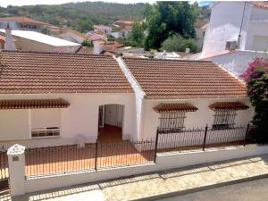 La CodoseraCasa Rural Los Olmos的白色的房子,有红色的屋顶和栅栏