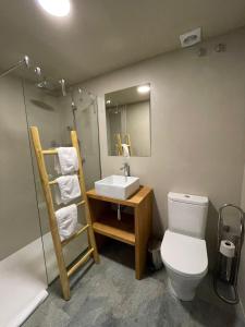莫略卡里克索酒店的一间带卫生间、水槽和镜子的浴室
