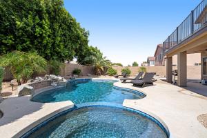 皮奥里亚Desert Dazzle的庭院中间的游泳池