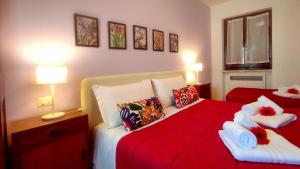 安科纳Casa Scotty 2的卧室配有红色和白色的床和枕头