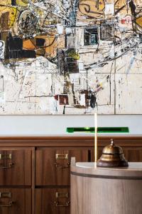蒙得维的亚Hotel Costanero MGallery - ACCOR的墙上有蜡烛的桌子
