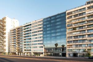 蒙得维的亚Hotel Costanero MGallery - ACCOR的街道上带玻璃窗的大型建筑