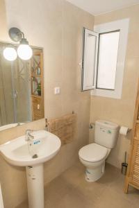 塔拉戈纳Apartament Tarracoliva的浴室配有白色卫生间和盥洗盆。